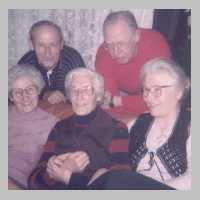 109-1014 Familie Kattelat im Jahre 1996 -  Von links Gerda , Mutter Gertrud und Elsbeth, oben Kurt und Herbert .jpg